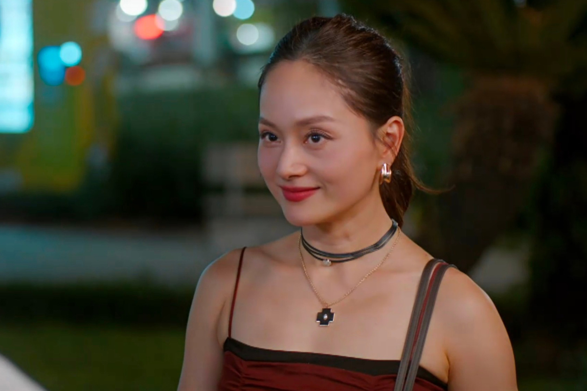 Cô thường mặc áo/đầm hai dây, đồ trễ nải hay những kiểu dáng được giới trẻ yêu thích như quần jeans ống rộng, blazer...