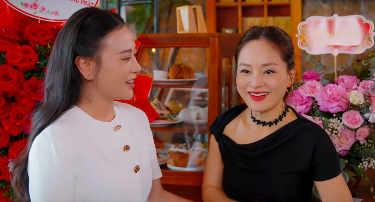 Trong những phân cảnh đóng chung, cặp diễn viên cho thấy sự khác biệt về tạo hình. Trong khi Phương Oanh chọn những bộ cánh thanh lịch, nhẹ nhàng, Lan Phương làm mới vẻ ngoài bằng các kiểu đồ trẻ trung.