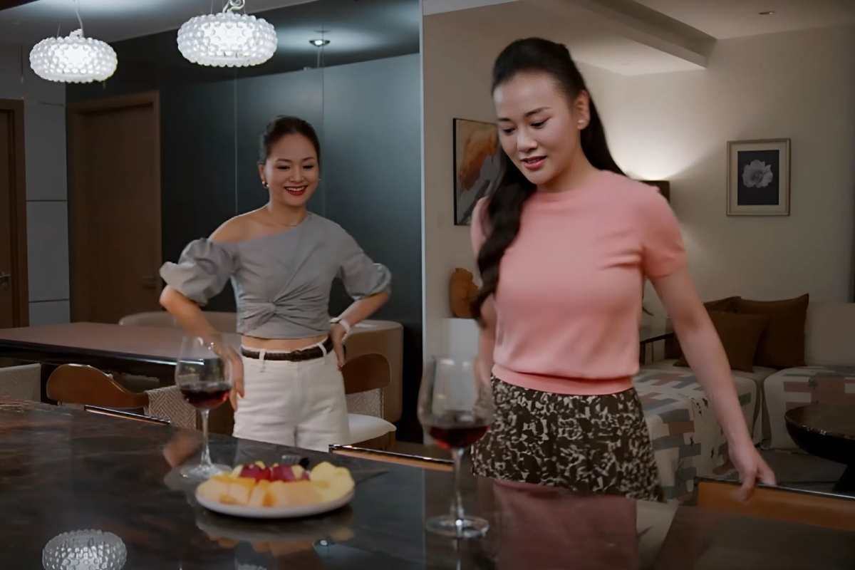 Cách ăn mặc cho thấy sự khác biệt trong tính cách của Mỹ Anh và Linh: Một người là quý cô của gia đình còn một người sống phóng khoáng, có phần tưng tửng.