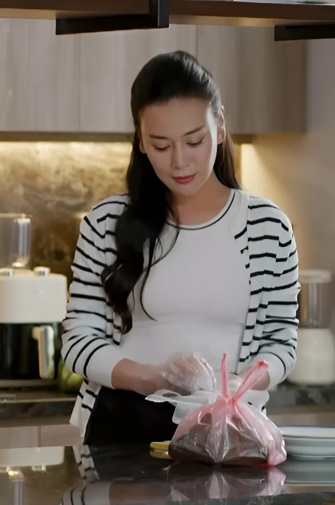 Dù ở nhà hay ra phố, thời trang của Phương Oanh gắn liền với những kiểu đồ kín cổng cao tường như áo dệt kim, áo len, chân váy dài quá gối, áo sơ mi, quần ống suông...