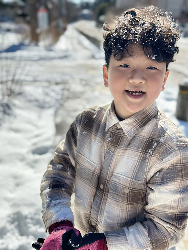 Thu Quỳnh trên trang cá nhân đã khoe chùm ảnh đi chơi núi Phú Sỹ (Nhật Bản) của gia đình. Trong đó, bé Be - con trai Thu Quỳnh gây chú ý với vẻ ngoài đáng yêu, cùng chiều cao vượt trội.