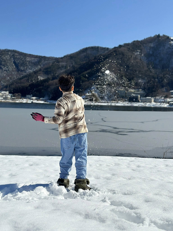 Cậu bé vui sướng khi được chơi trò ném tuyết. Đây được xem là trải nghiệm đầu tiên của con trai Thu Quỳnh.