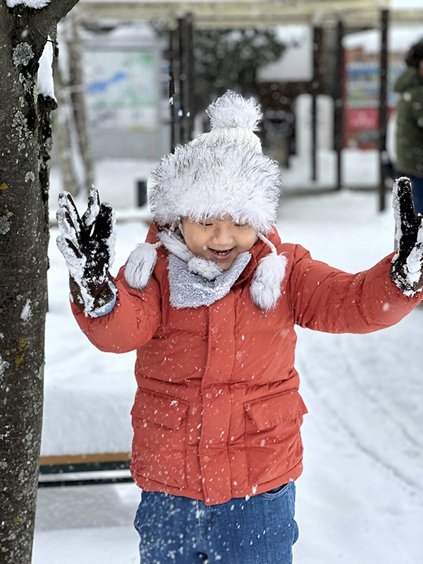 Ở tuổi lên 10, bé Be có vóc dáng cao lớn vượt trội so với bạn bè. Con trai Thu Quỳnh được nuôi lớn trong tình yêu thương của đại gia đình.
