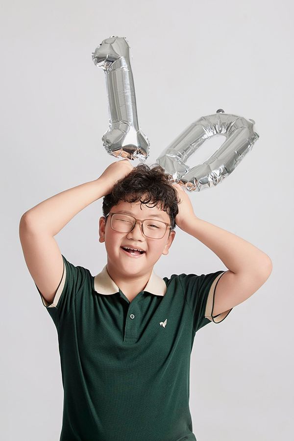 Be ở tuổi lên 10 luôn hạnh phúc, vui vẻ và sống đúng với lứa tuổi.