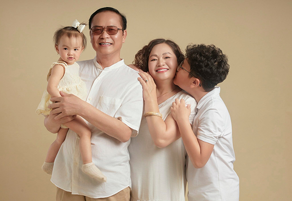 Cậu bé sống trong tình yêu thương đầy đủ từ đại gia đình. Nhờ vậy, bé luôn hạnh phúc, tự tin và ngoan ngoãn.