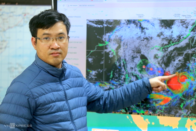 TS Trương Bá Kiên trả lời VnExpress về bão Kalmaegi. Ảnh: Gia Chính