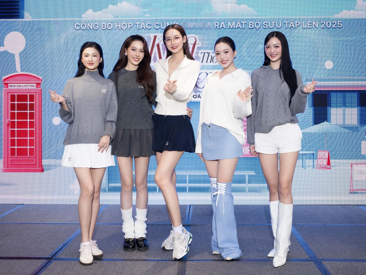 Lợi thế chiều cao 1,86 m giúp Bảo Ngọc (giữa) nổi bật khi sánh vai các người đẹp.