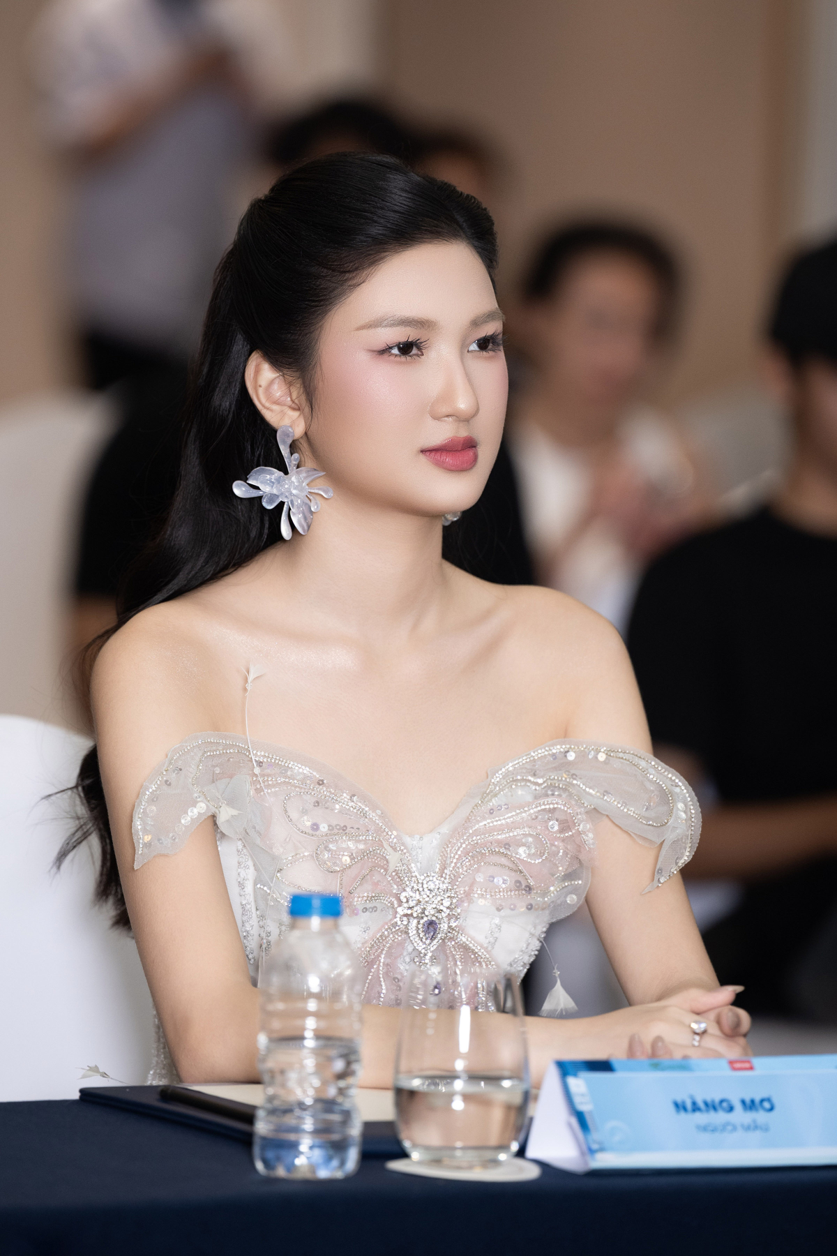 Người mẫu Nàng Mơ (tên thật Lê Minh Trà My) khoe vai trần qua thiết kế cúp ngực hình cánh bướm.