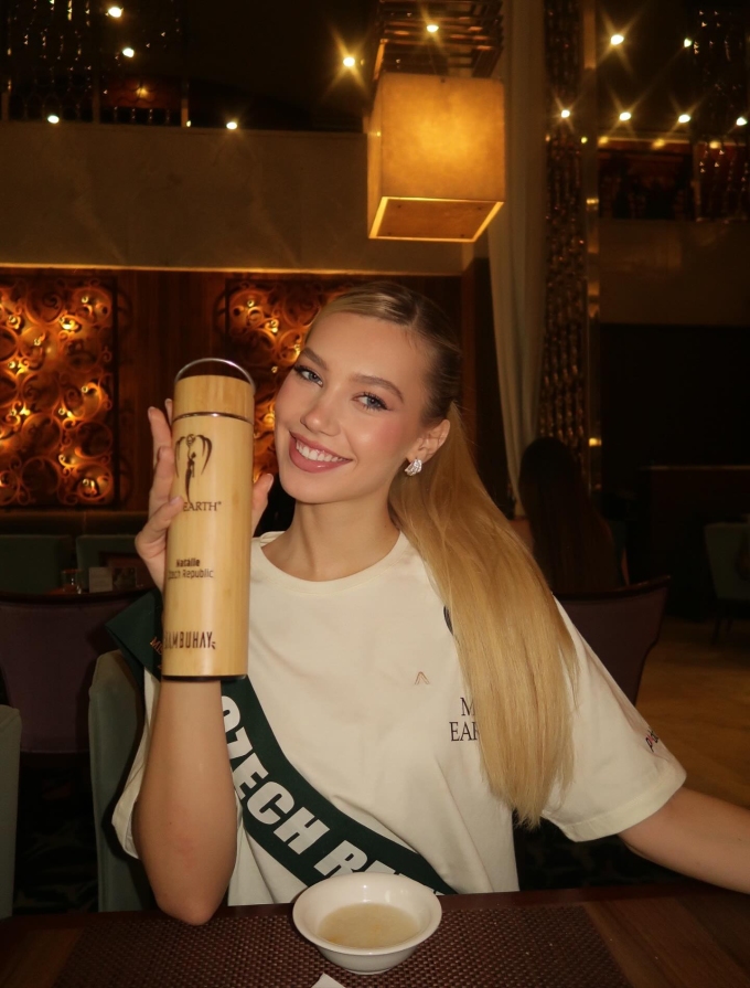 Bên cạnh mục tiêu chinh phục vương miện hoa hậu và tốt nghiệp đại học loại xuất sắc, Natálie Puškinová theo đuổi nhiều hoạt động bảo vệ môi trường và thiện nguyện. Cô đang làm việc với tổ chức UNICEF để giúp đỡ trẻ em và tham gia vào các dự án của Save the Food - tổ chức chống lãng phí thực phẩm. Người đẹp từng ủng hộ số tiền thắng giải Hoa hậu Trái đất Cộng hòa Czech cho tổ chức Save the Food. Bên cạnh đó, cô phát triển Mini Academy - một chương trình do thanh niên điều hành thuộc Đoàn Thanh niên Liên minh châu Âu, tổ chức các hội thảo truyền cảm hứng sống bền vững cho giới trẻ thông qua nhận thức, đồng cảm và hành động.