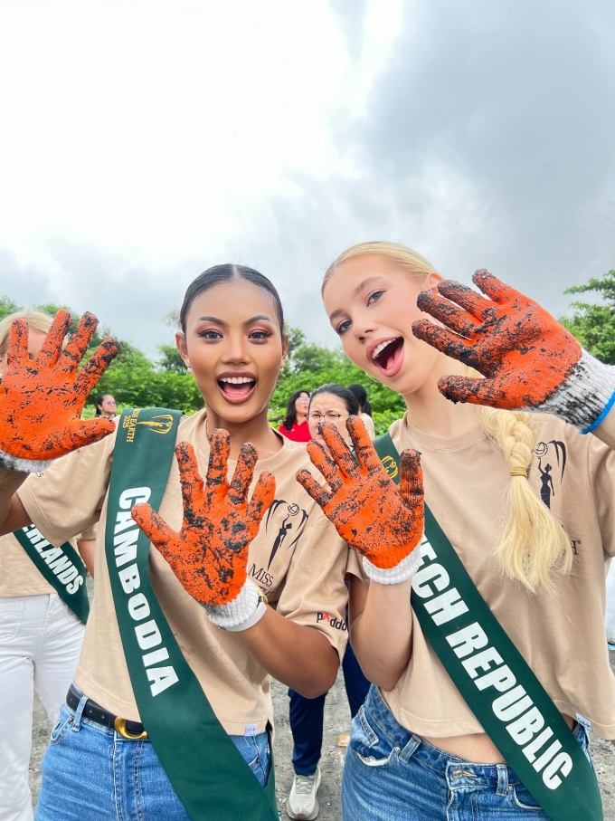 Hỉnh ảnh giản dị của hoa hậu khi tham gia hoạt động thu gom rác, bảo vệ môi trường.