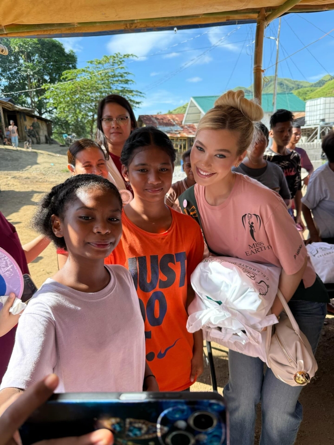 Người đẹp vui vẻ chụp hình cùng các em nhỏ tại Philippines.
