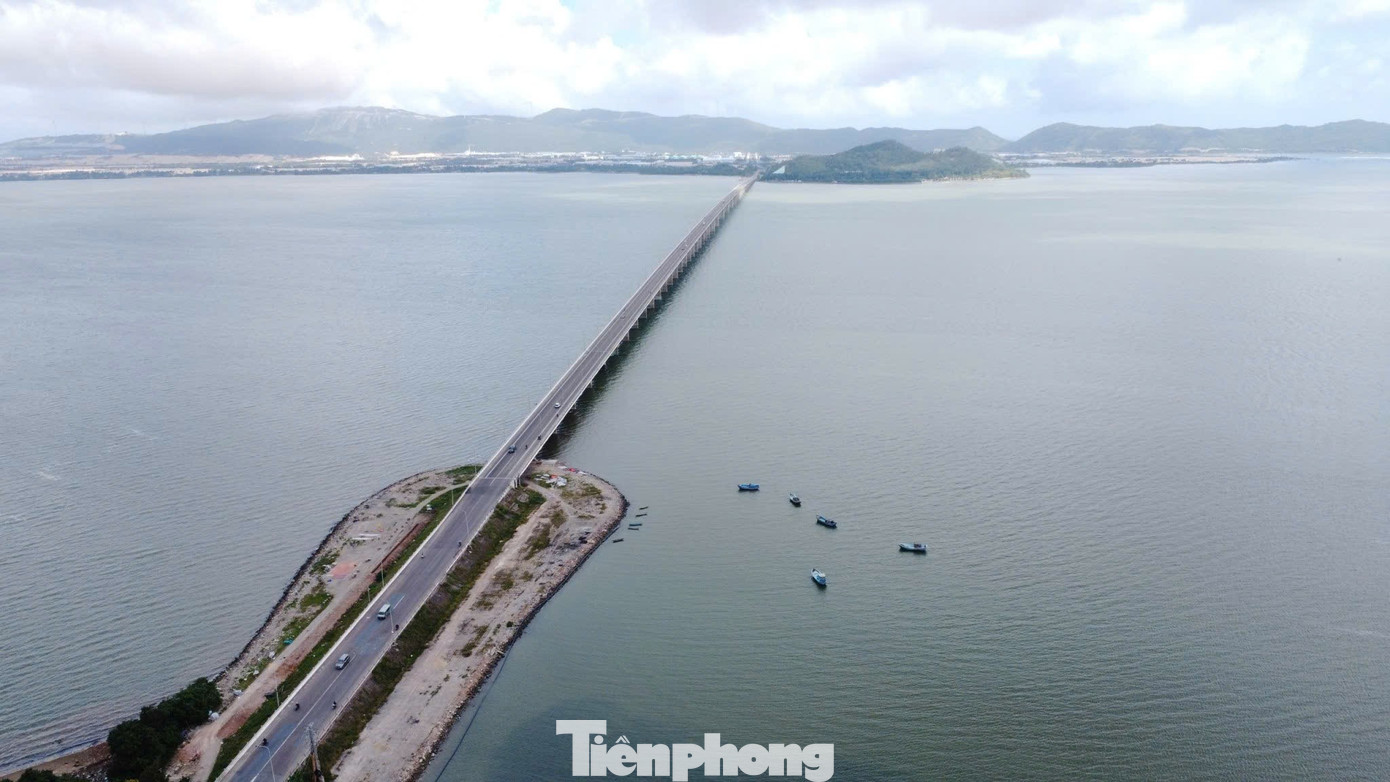 Cầu Thị Nại, cây cầu vượt biển dài nhất Gia Lai. Ảnh: Trương Định.