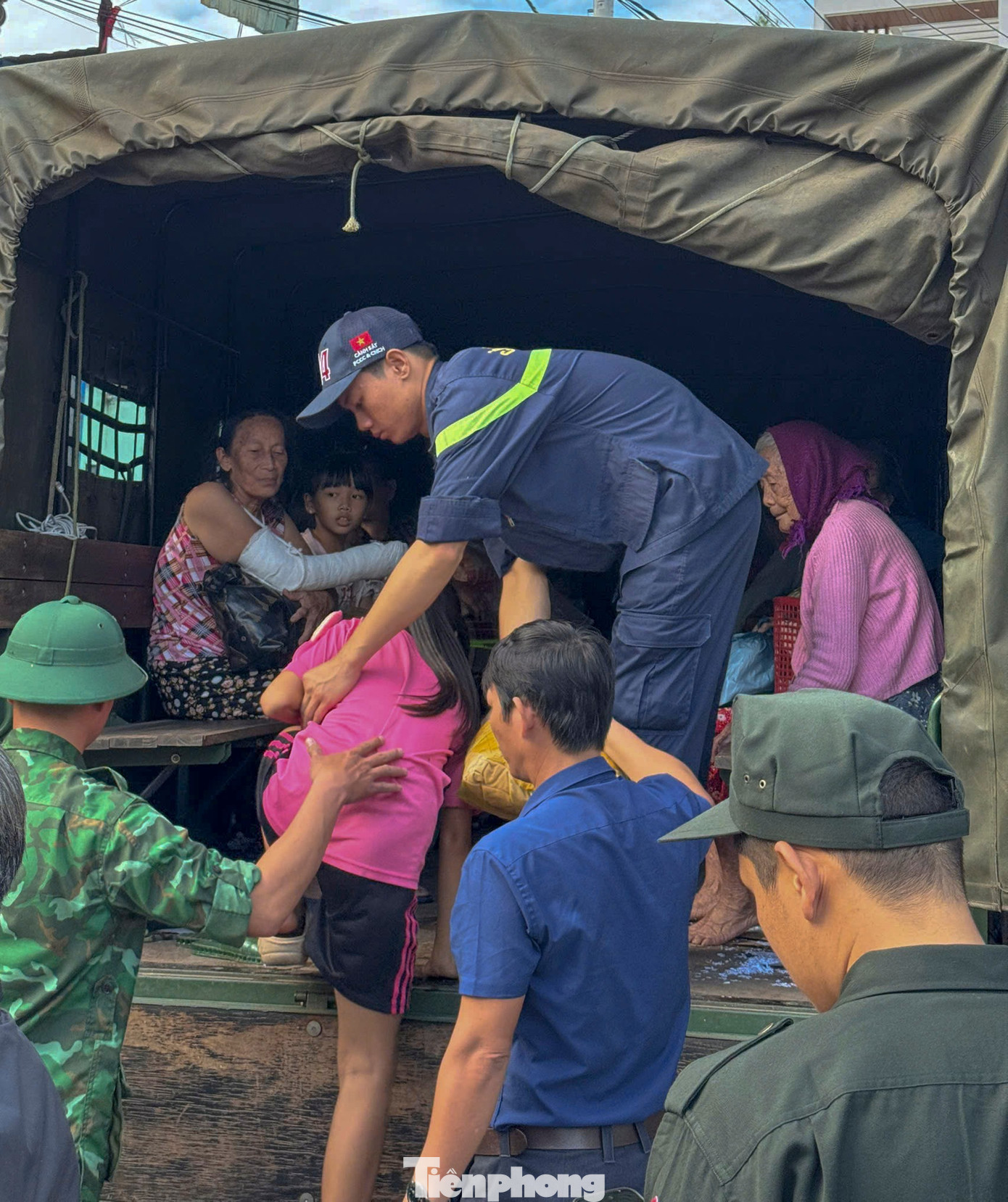 Tại cuộc họp ứng phó bão 13, lãnh đạo UBND tỉnh Gia Lai yêu cầu toàn hệ thống chính trị không được chủ quan, lơ là. Địa phương kích hoạt phương án cao nhất để ứng phó bão. Lãnh đạo tỉnh nhấn mạnh công tác di dời, sơ tán dân, tuyệt đối không để người dân ở lại khu vực nguy hiểm như ven sông, vùng triều cường, sạt lở, nhà tạm yếu.