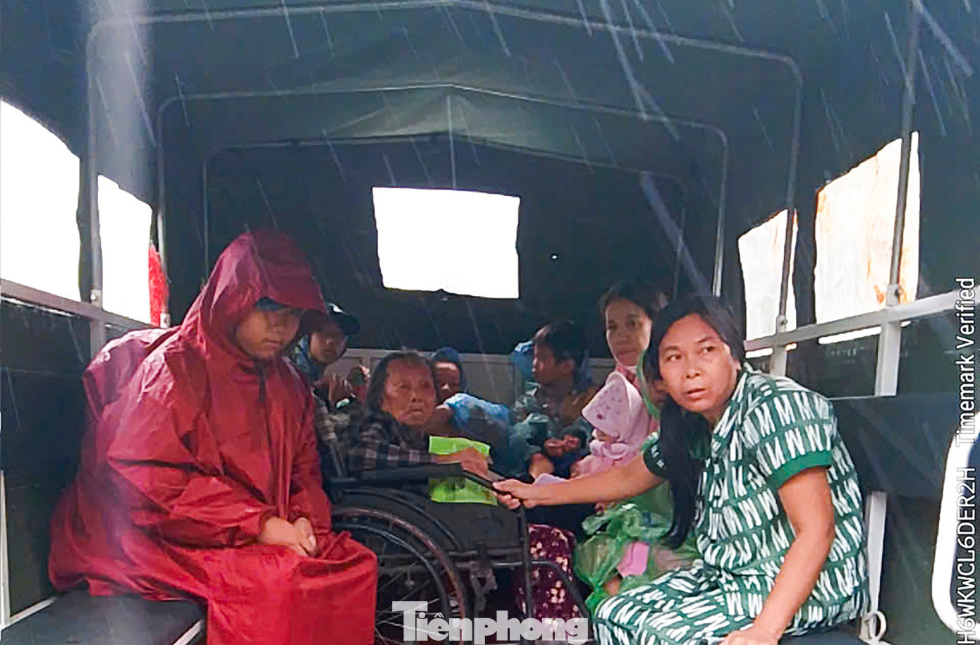 Nhiều người già và trẻ em được cơ quan chức năng tỉnh Gia Lai di dời đến nơi an toàn để tránh bão số 13.