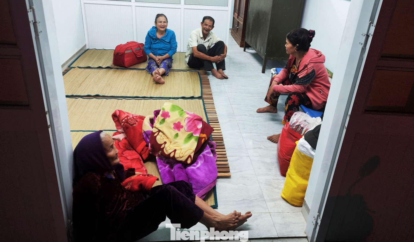 Người dân được sơ tán đến nơi an toàn trước khi bão đổ bộ vào đất liền.