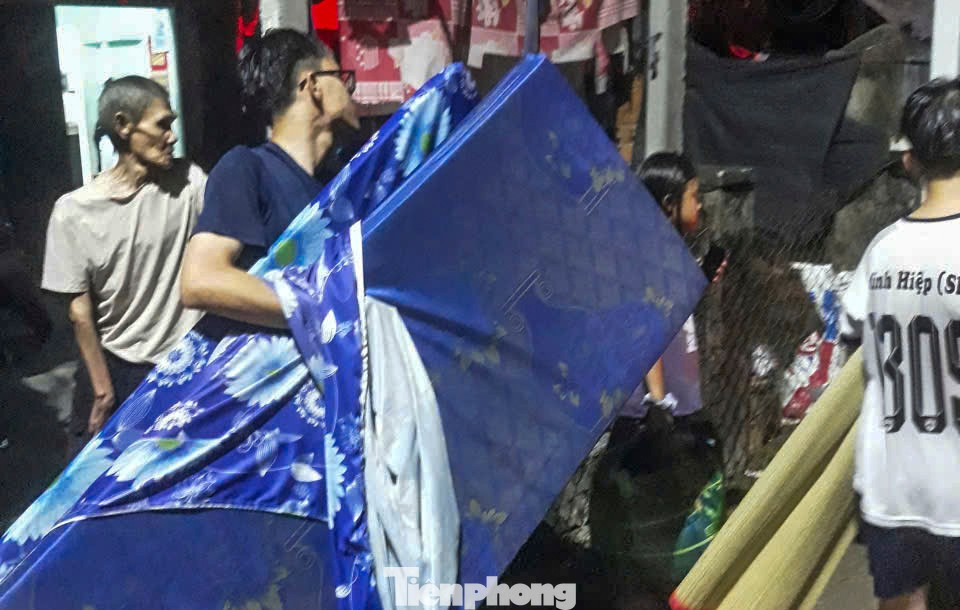 Công tác di dời, sơ tán người dân được các cấp, chính quyền địa phương triển khai khẩn trương.