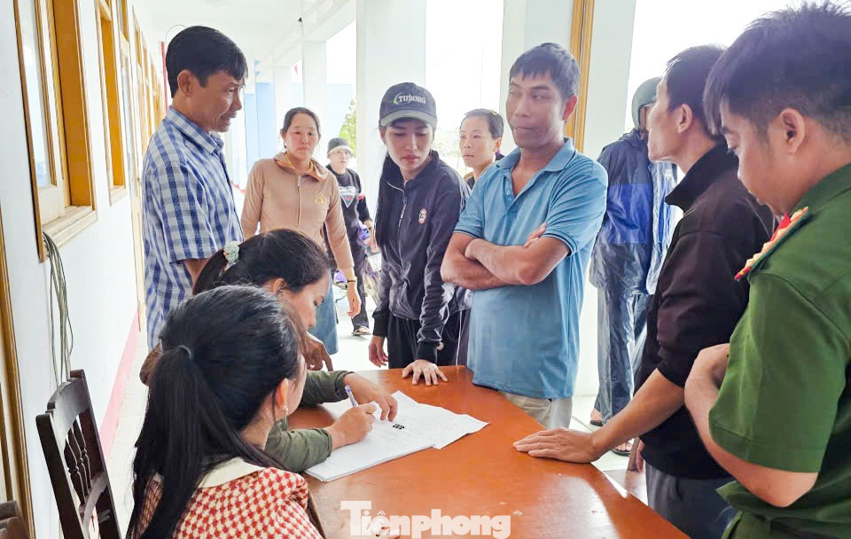 Xã Cát Tiến (tỉnh Gia Lai) đang phát tiền hỗ trợ đối với người dân di dời.