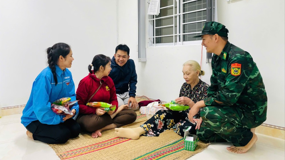 Lực lượng chức năng thăm hỏi, động viên người dân phải di dời vì bão. Ảnh: X.H