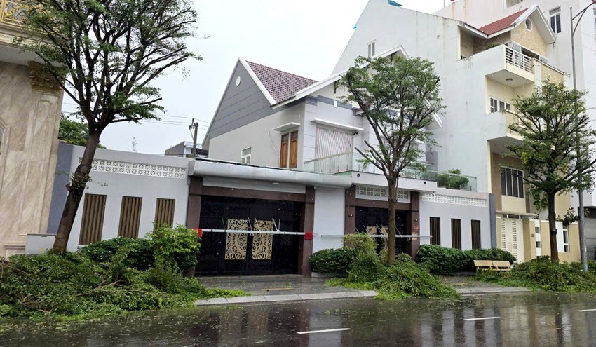 Người dân chằng chống nhà cửa tránh bão số 13. Ảnh: HUỲNH HẢI