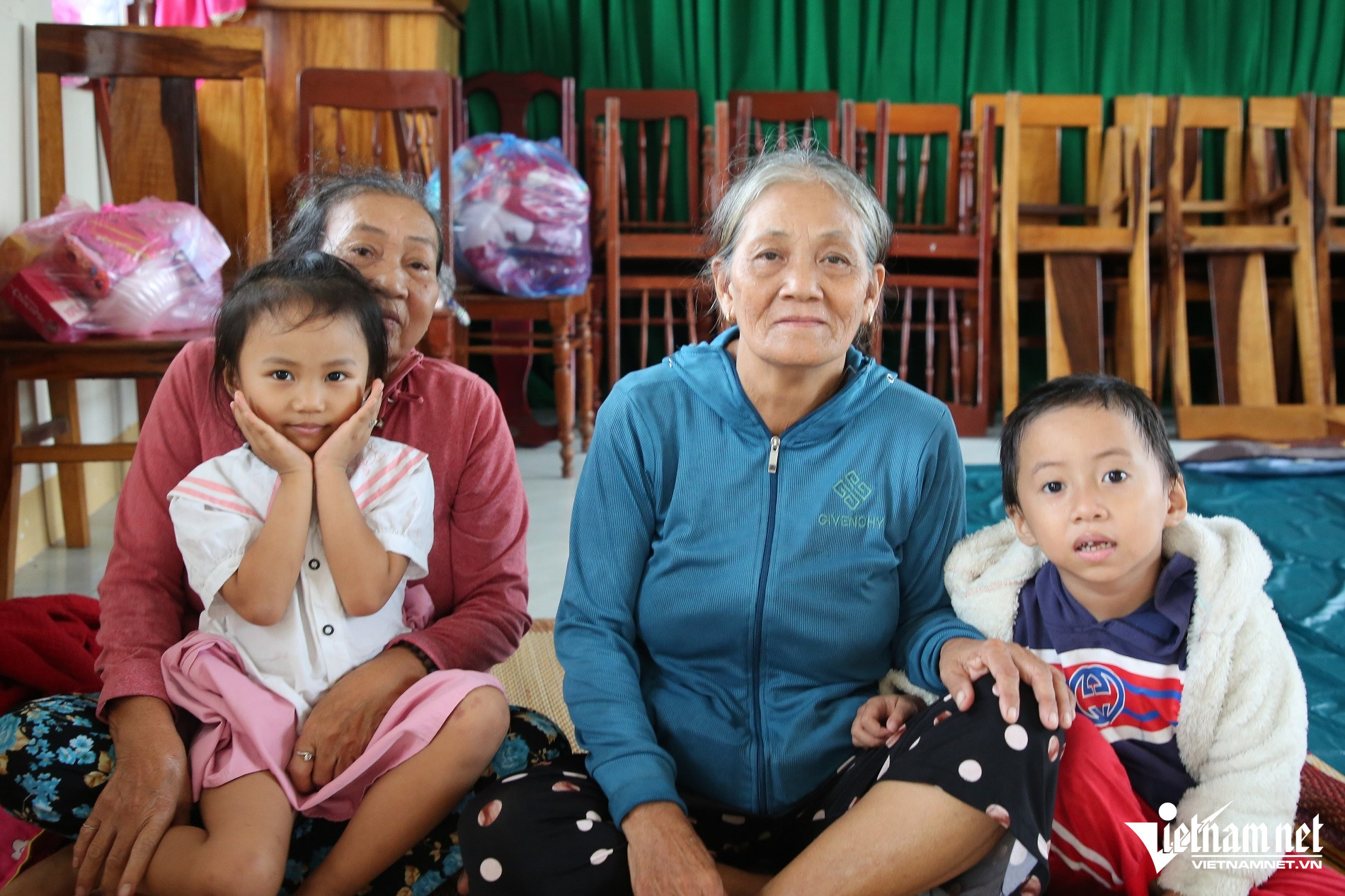 Bà Thới (áo hồng) lo lắng cơn bão sẽ gây thiệt hại nặng. Ảnh: Hà Nam