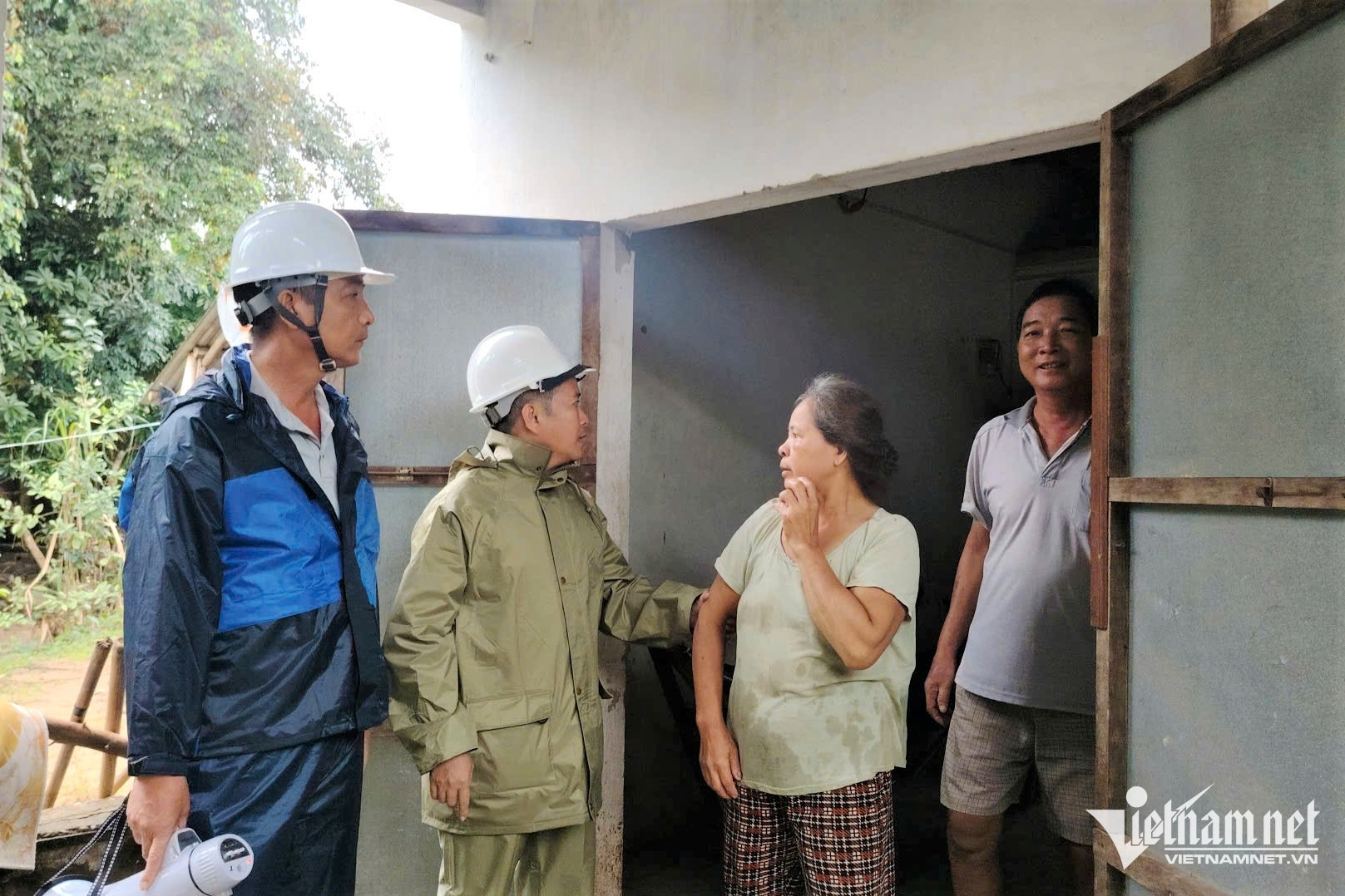 Lãnh đạo xã Tịnh Khê đến nhà vận động người dân sơ tán để tránh bão số 13. Ảnh: N.X