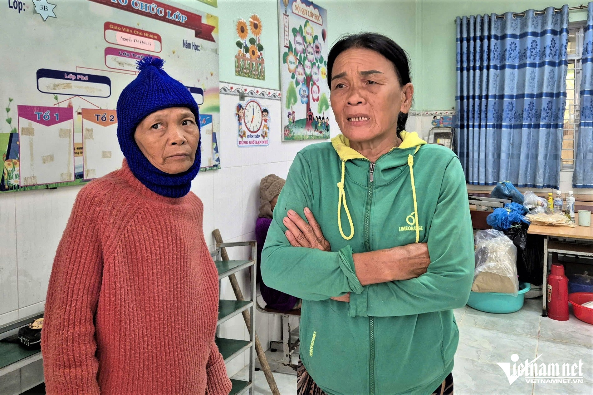 Bà Cận cùng hàng xóm đến Trường Tiểu học Phổ An tránh bão. Ảnh: Hà Nam