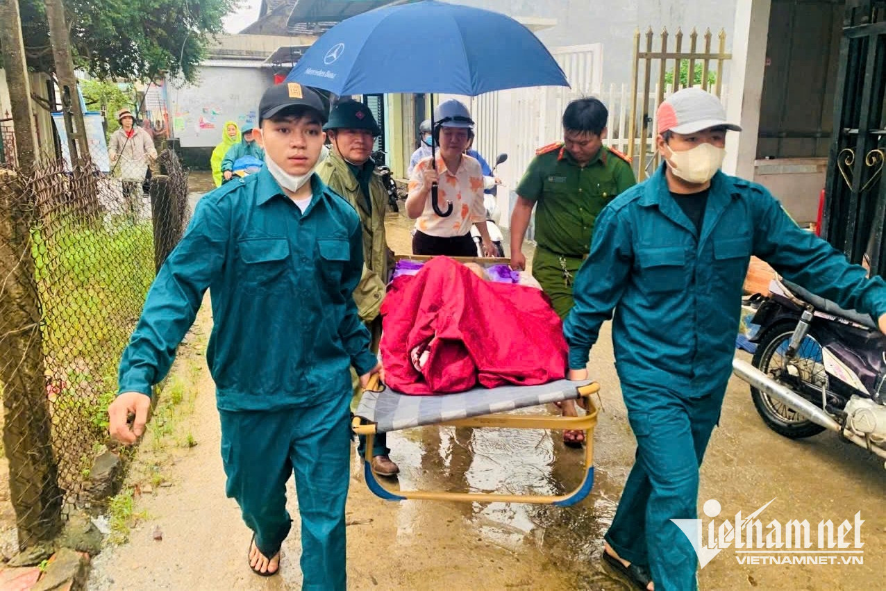 Lực lượng xã Bình Sơn hỗ trợ đưa cụ bà bị tai biến ở thôn Mỹ Tân đến bệnh viện an toàn trước giờ bão vào. Ảnh: N.X