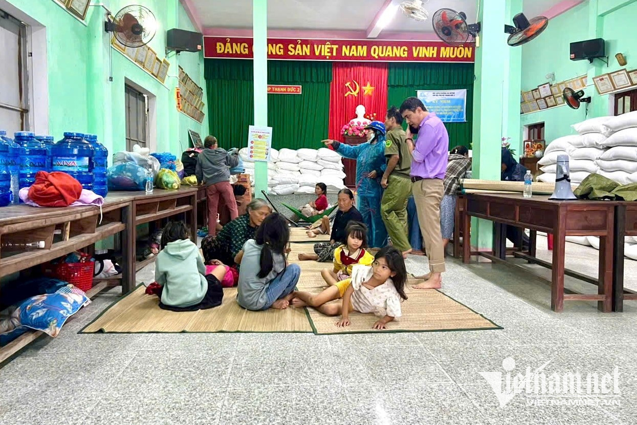 Người dân phường Sa Huỳnh được sơ tán đến nơi an toàn để tránh bão. Ảnh: N.X