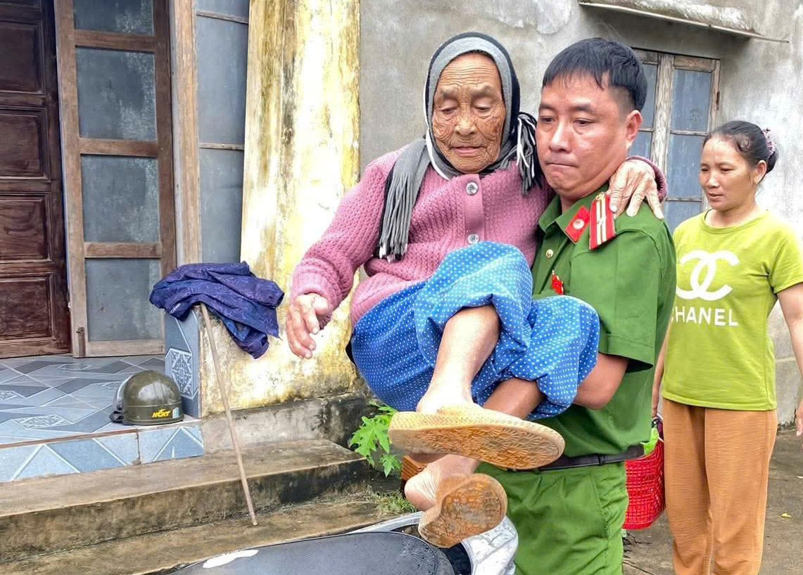 Người dân chạy bão số 13 Kalmaegi: Mong qua đêm nay, nhà cửa còn... - 6