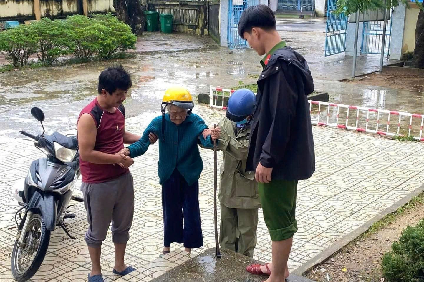 Những cụ già được ưu tiên sơ tán đến nơi tránh trú an toàn. Ảnh: N.X