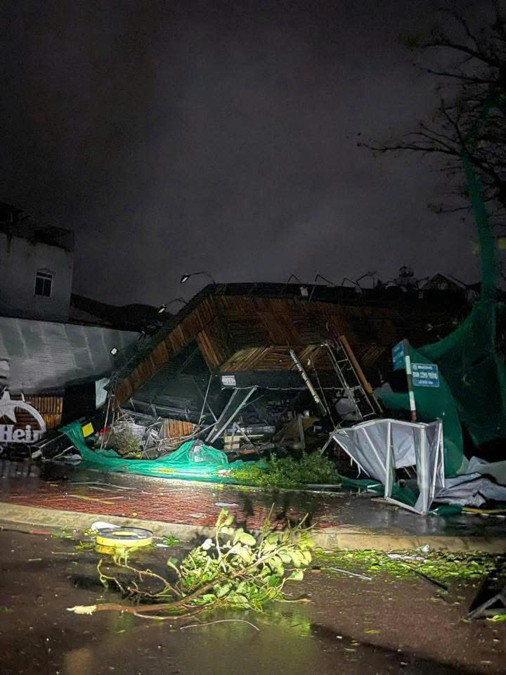 Một nhà hàng ở phường Quy Nhơn, Gia Lai đổ sập sau