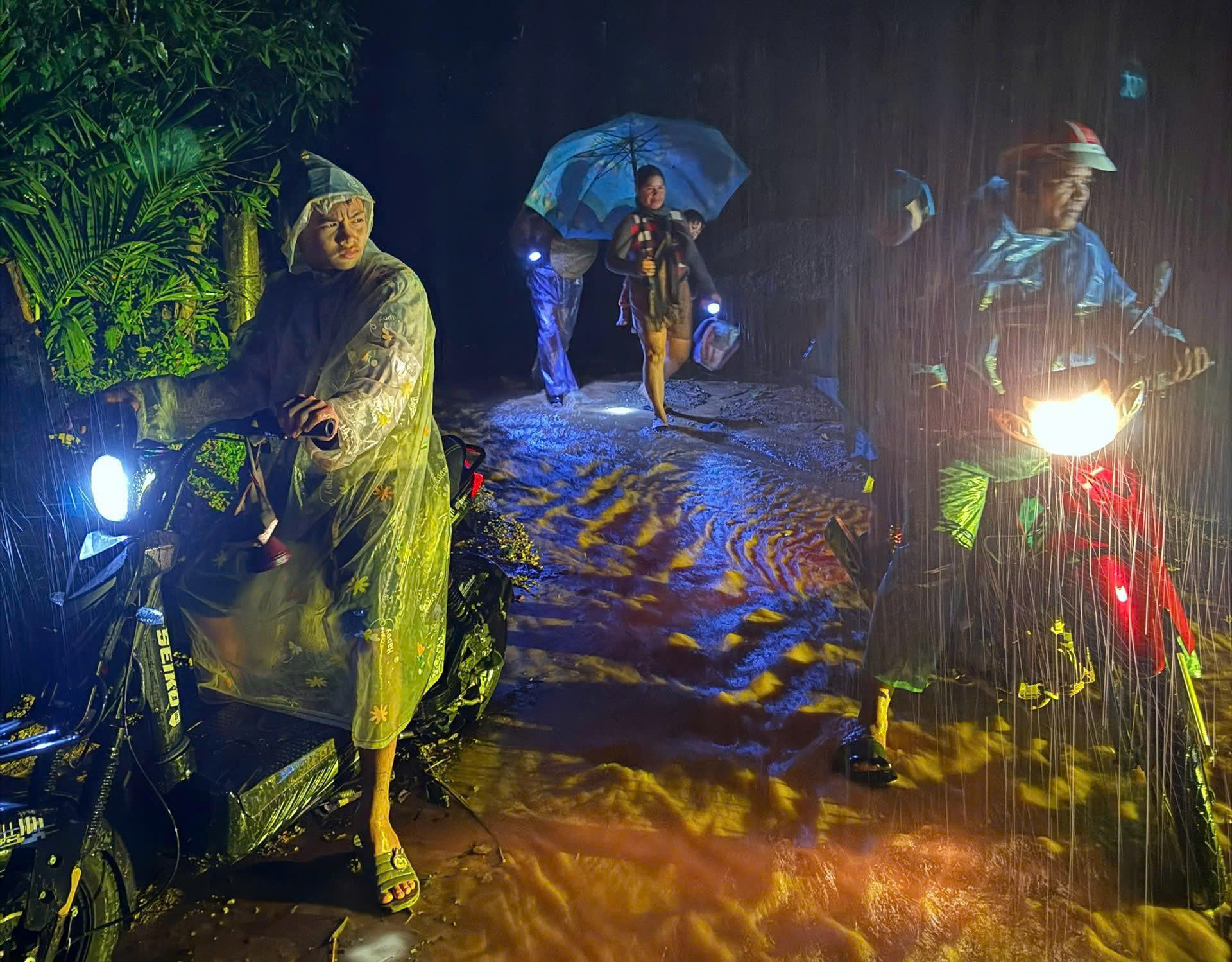 Người dân trong thôn Tà Noát, xã Ba Vì được di dời đến nơi an toàn trước nguy cơ sạt lở. Ảnh: N.X