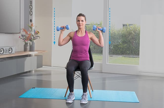 Bài tập đẩy vai khi ngồi giúp tăng cường sức mạnh và sự ổn định của phần thân trên, đồng thời củng cố tư thế đúng.