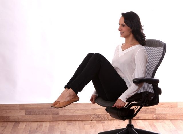 Bài tập gập gối khi ngồi tác động đến cả chân và phần thân trong cùng một động tác.