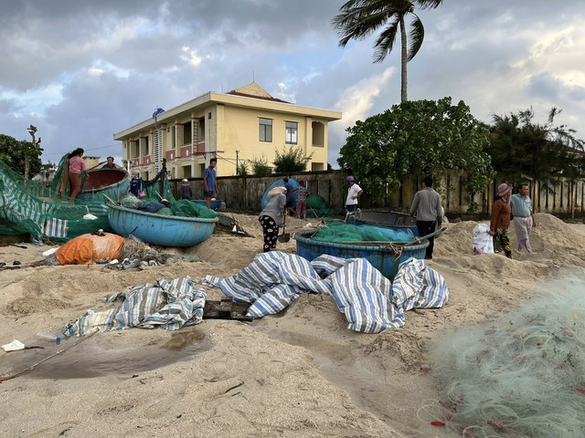 Người dân đặc khu Lý Sơn chuẩn bị ngư lưới cụ sau khi bão số 13 đi qua