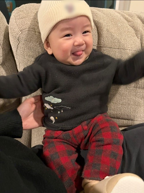 Con trai Lam Trường rất hay cười. Nụ cười xua tan bao đêm mất ngủ, đau cổ vai gáy và những ngày tâm trạng tan chậm của mẹ! Yêu em, Yến Phương chia sẻ về quý tử. Ảnh: FB Yến Phương.