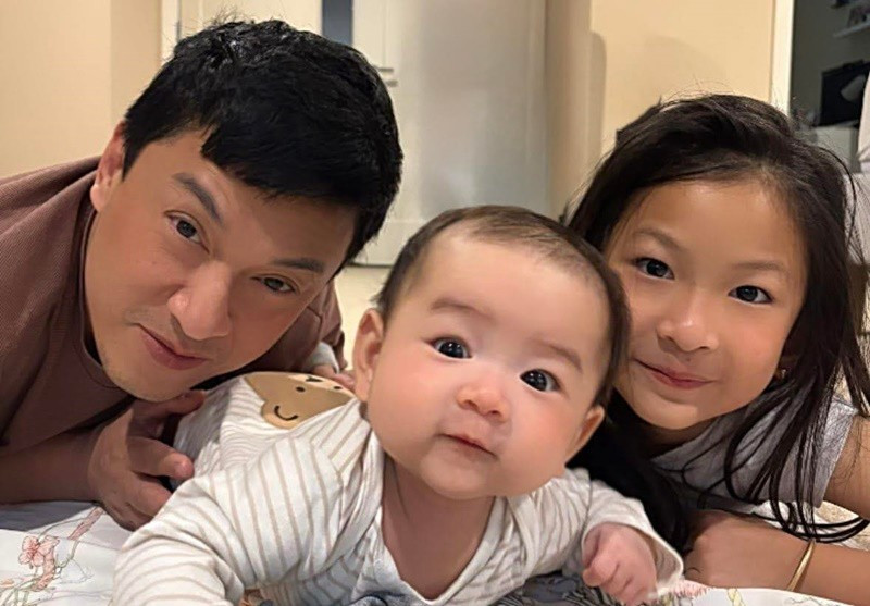 Nam ca sĩ chia sẻ về các thiên thần nhỏ của mình: Đây là năng lượng mạnh mẽ và thuần khiết nhất của ba mẹ. Nó làm cho ba mẹ trở thành siêu nhân luôn. Ảnh: FB Yến Phương.
