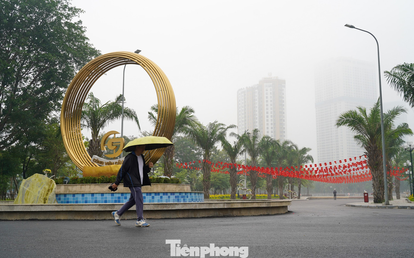 Mưa phùn kèm sương mù dày đặc vào đầu giờ sáng khiến nhiều người tập thể dục có cảm giác như đang ở Sa Pa.