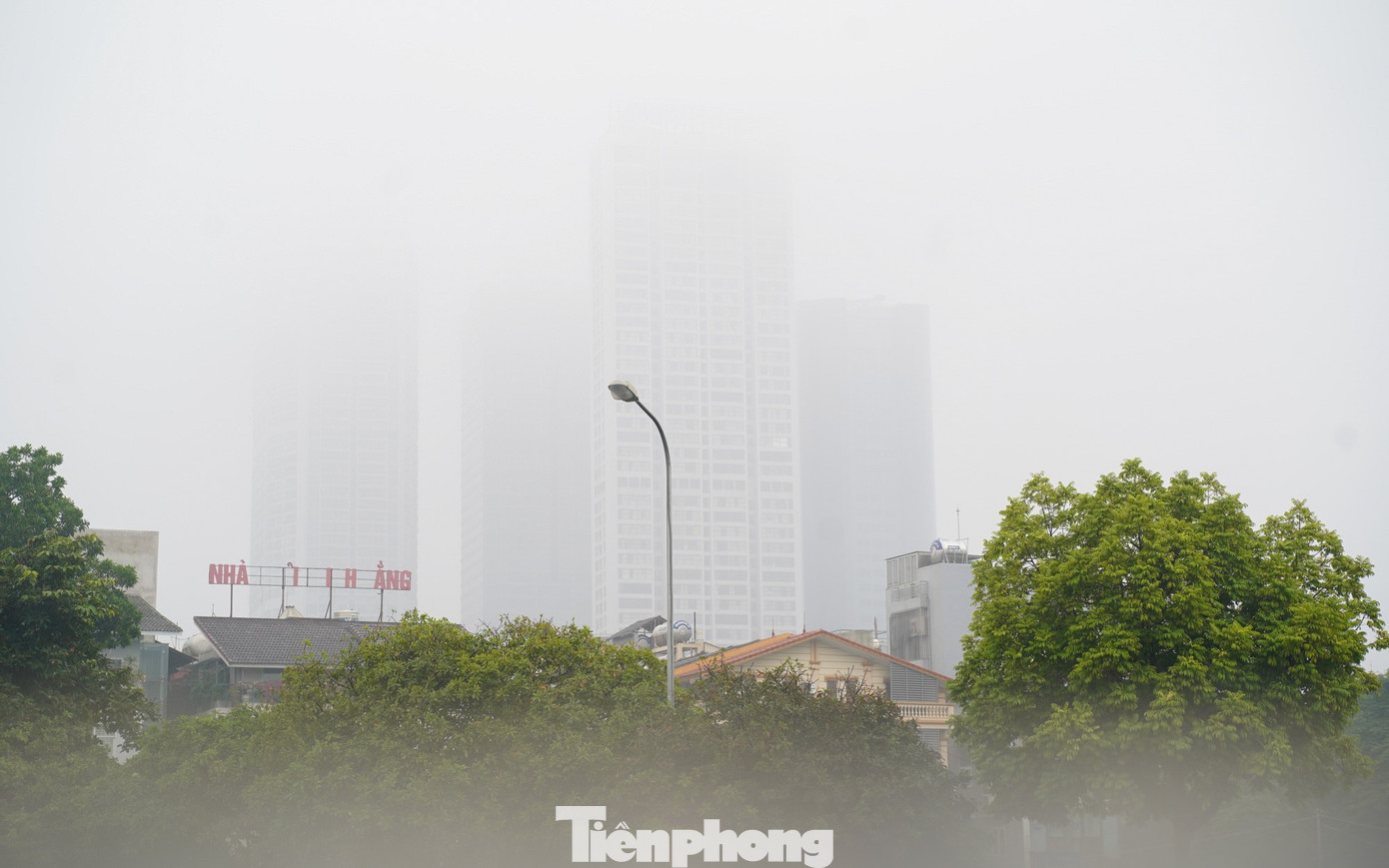 Lớp sương mù dày đặc, che khuất các tòa nhà và chung cư cao tầng, tầm nhìn hạn chế.