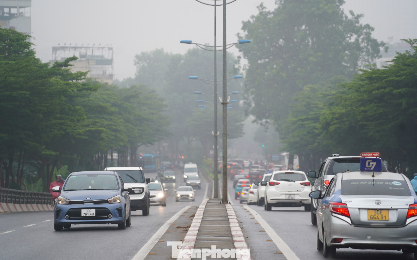 Hà Nội sương giăng kín lối, xe ôtô bật đèn giữa ban ngày - 9