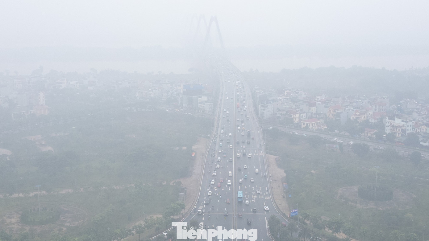 5 nhịp cầu Nhật Tân khuất trong sương.