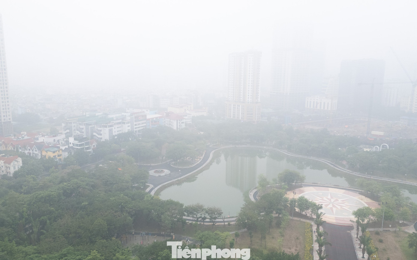 Theo ứng dụng AirVisual, sáng nay Hà Nội ghi nhận chỉ số chất lượng không khí (AQI) ở mức 174 – thuộc ngưỡng đỏ, cảnh báo ô nhiễm không tốt cho sức khỏe.