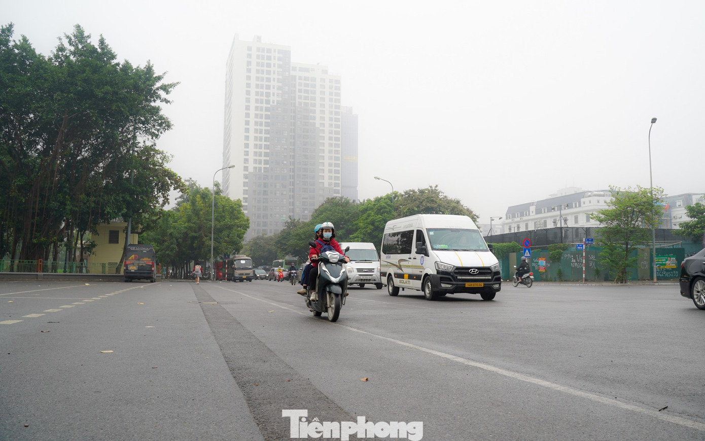 Thời điểm hơn 8h30, lớp sương tan dần nhưng vẫn mịt mù, tầm nhìn vẫn hạn chế.