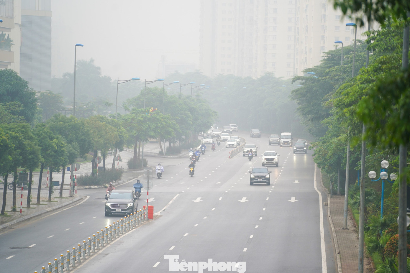 Theo dự báo thời tiết, tại Hà Nội, trạng thái thời tiết nhiều mây, sương mù và mưa phùn nhẹ sẽ còn duy trì trong nhiều ngày tới. Nền nhiệt duy trì ở mức mát mẻ, dao động từ 22–27 độ C, đặc biệt vào sáng sớm và chiều tối trời dễ xuất hiện sương mờ, gây giảm tầm nhìn khi di chuyển.