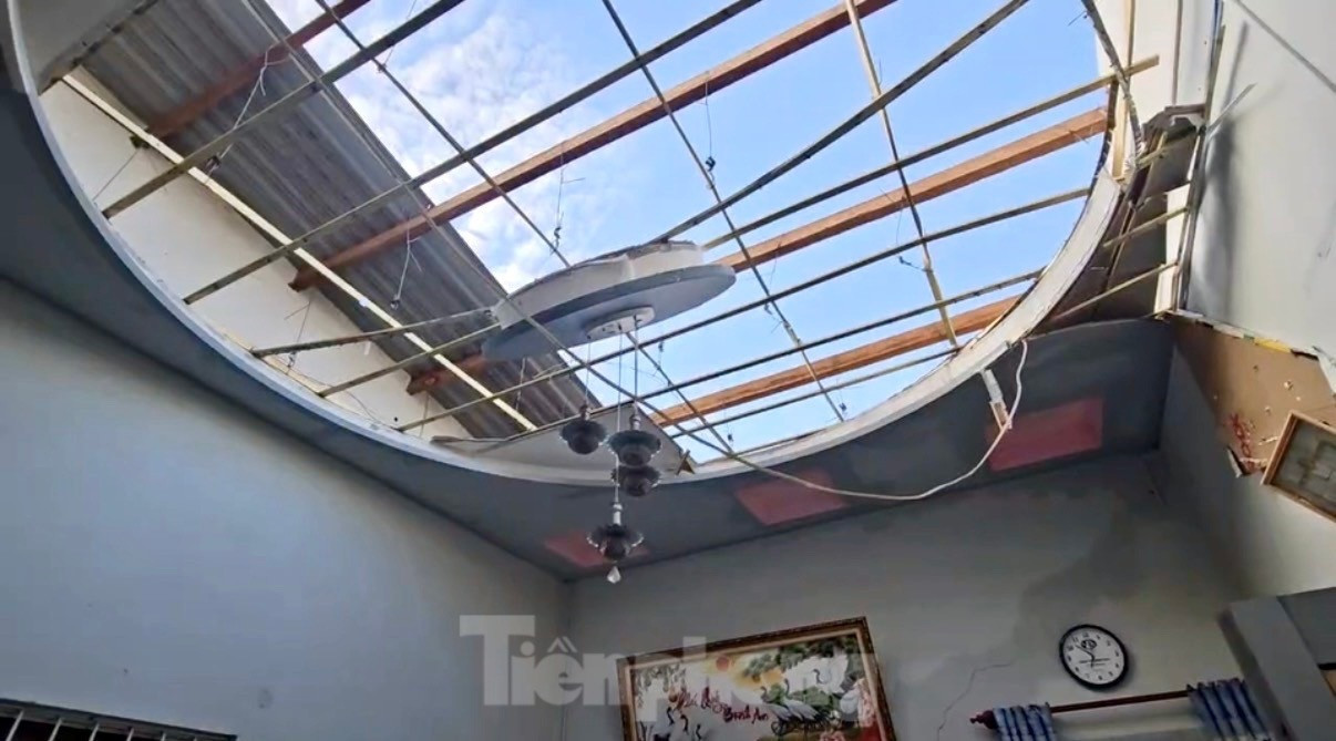 Nhiều ngôi nhà của người bị tốc mái.