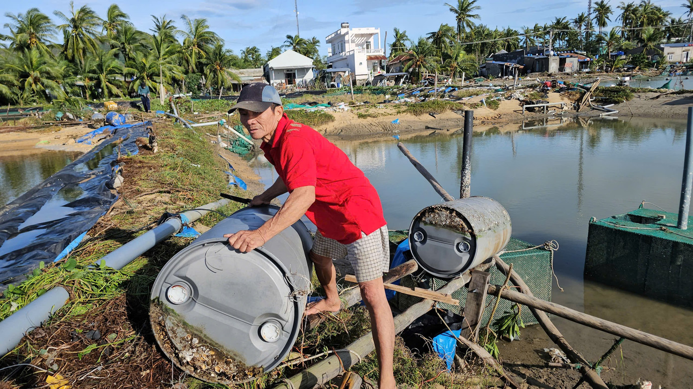 Người dân tích cực dọn lồng bè nuôi trồng thủy sản sau bão.