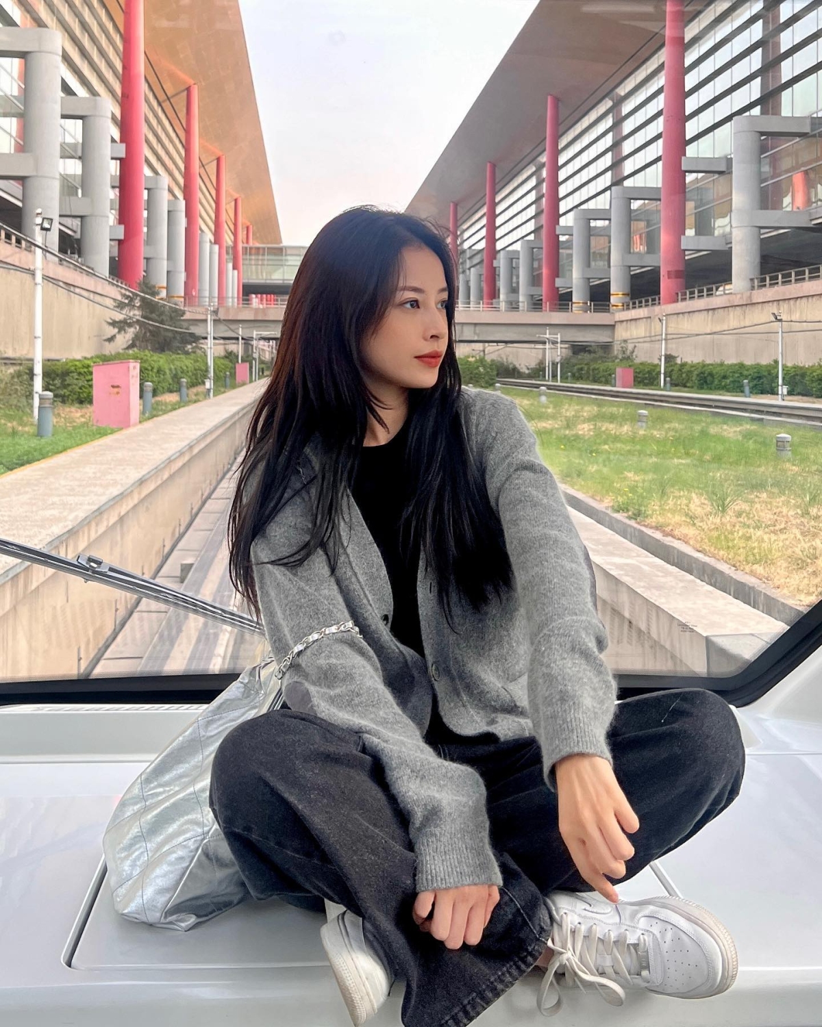 Bên cạnh phụ kiện xa xỉ, váy áo đắt đỏ từ những thương hiệu cô hợp tác, Chi Pu thường mặc đồ bình dân hoặc trang phục của các hãng có mức giá vừa phải.