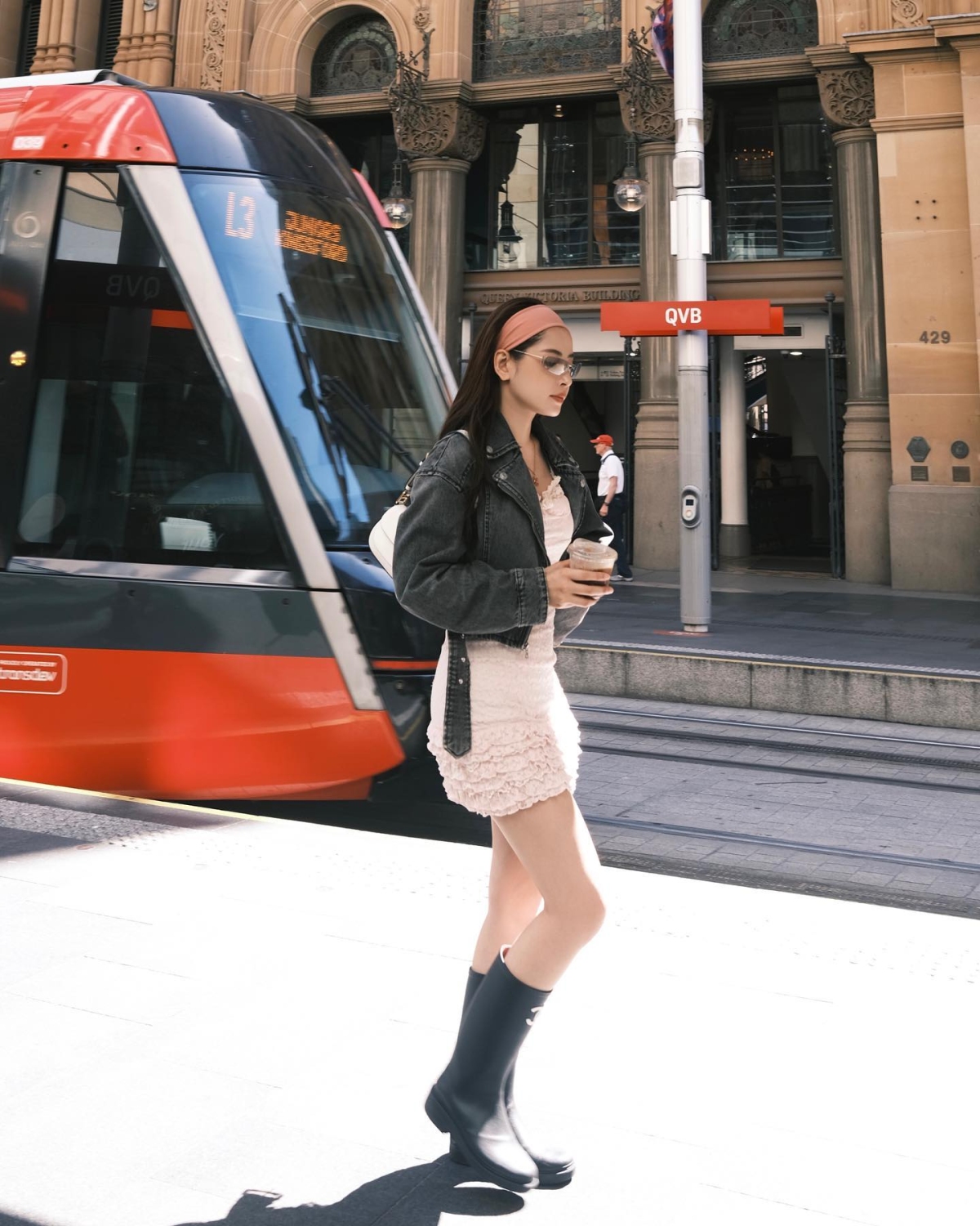 Mỹ nhân Hà thành diện đầm ngắn cùng áo khoác lửng phong cách Chic Streetwear khi dạo phố Australia. Những món phụ kiện như băng đô trùm đầu, boots cao su giúp bộ cánh của cô thêm chất.