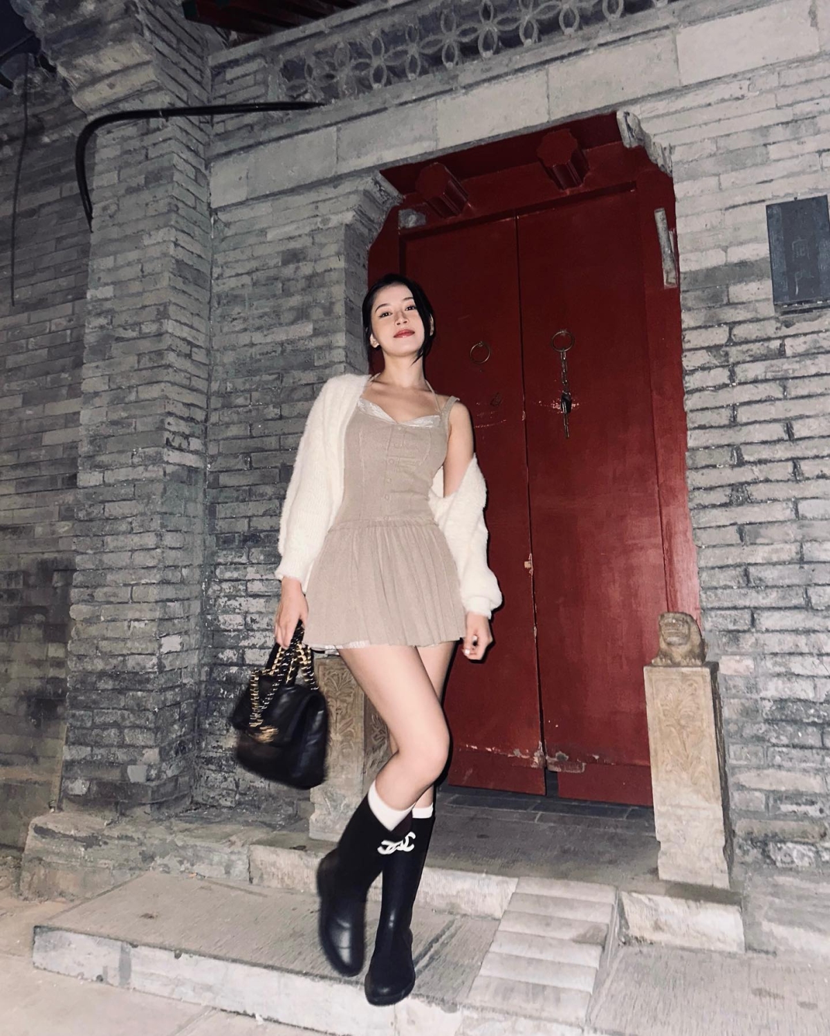 Đầm của một local brand giá khoảng 700 nghìn đồng được Chi Pu phối cùng cardigan lông tạo vẻ trẻ trung.