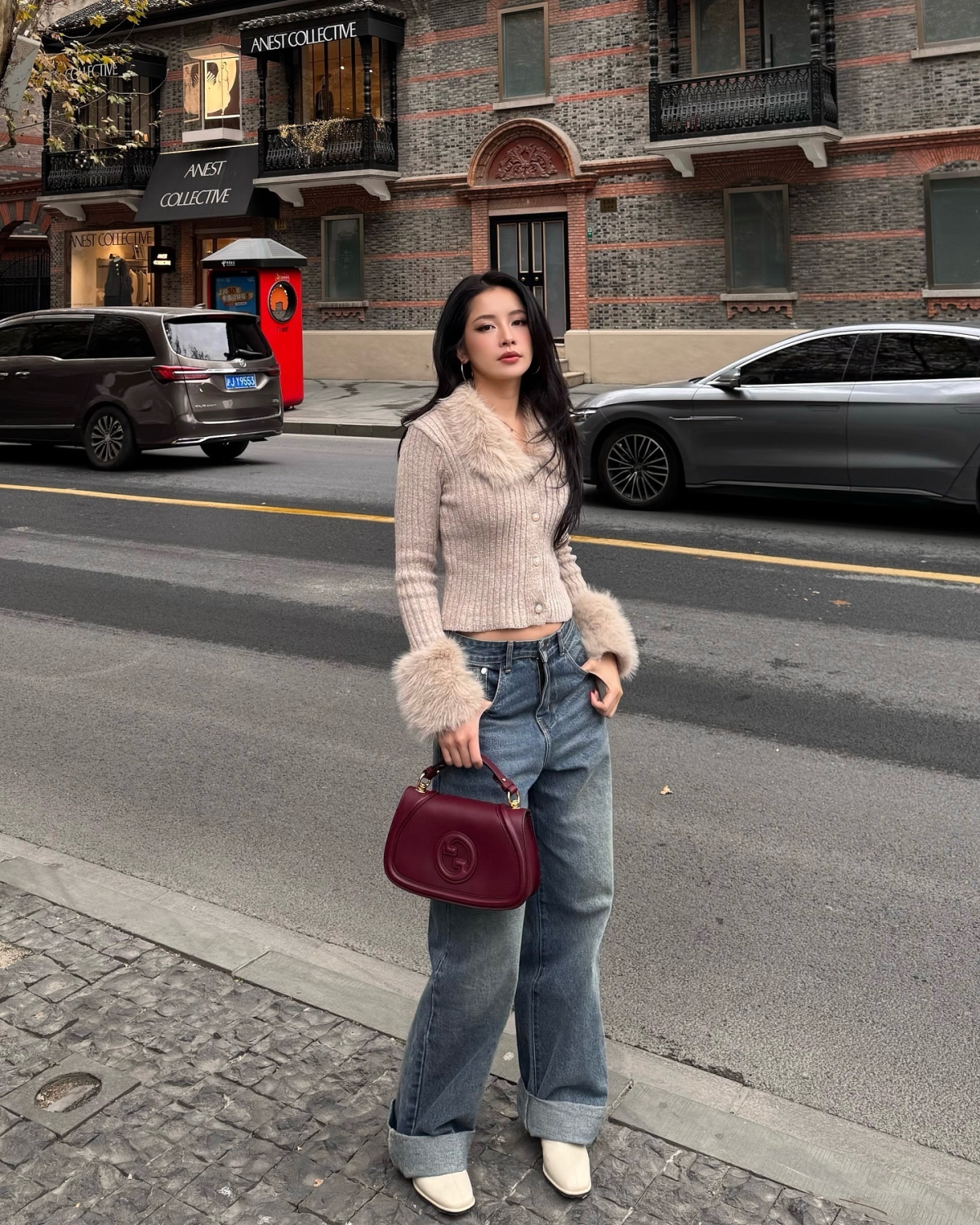 Phong cách mùa lạnh của người đẹp được nhiều người quan tâm, bình luận trên Threads. Năm ngoái, chủ đề Thời trang mùa đông của Chi Pu cũng được tìm kiếm nhiều trên Weibo. Khán giả nhận xét Chi Pu có gu ăn mặc đẹp, ứng dụng cao.